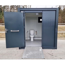Contenedor sanitario accesible para personas con discapacidad, con rampa y agua caliente – RAL 7016