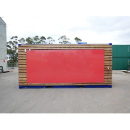 Cafetería en Contenedor Marítimo con Fachada de Madera