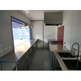 Cafetería en Contenedor Marítimo con Fachada de Madera