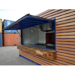 Cafetería en Contenedor Marítimo con Fachada de Madera