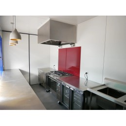 Cafetería en Contenedor Marítimo con Fachada de Madera